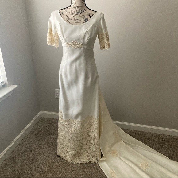 Vintage 1950’s Short Sleeved Ivory Linen Wedding Bridal Dress With Train